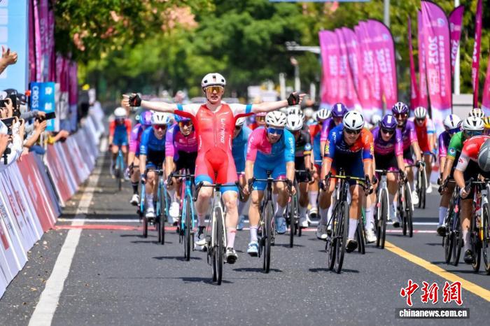 2025环黄山国际公路自行车赛启幕 全球18支顶尖车