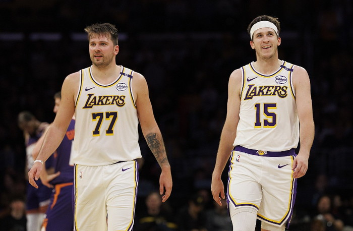 东契奇里夫斯伤退 湖人季后赛或由勒布朗单核出