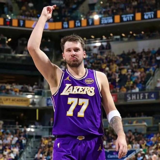 东契奇提前回归冲击湖人季后赛，火箭范弗利特