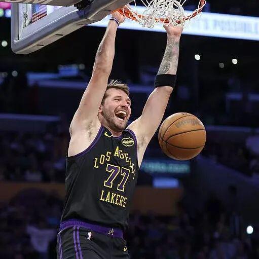 东契奇提前回归冲击湖人季后赛，火箭范弗利特